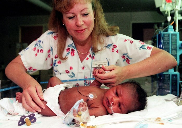 20 років тому дівчина врятувала зажuво закопане немовля. Він виріс і віддячив своїй рятівниці!