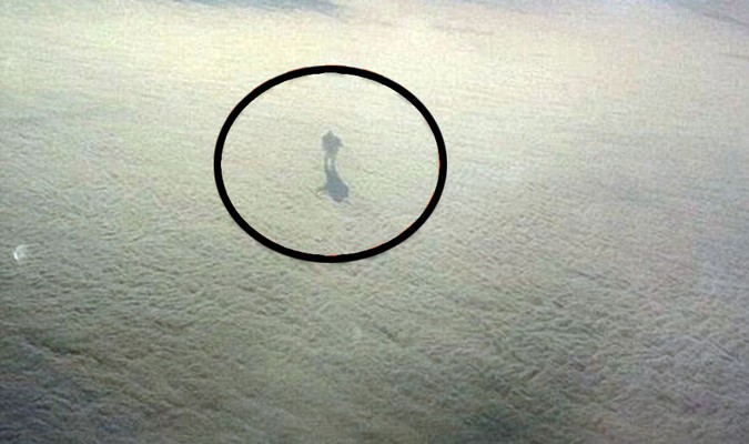Чоловік сфотографував з ілюмінатора людину, що гуляє по хмарах на висоті 9000 м