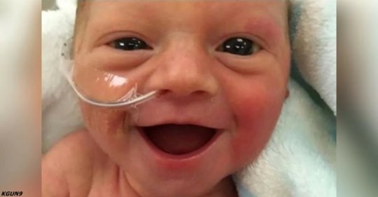 Посмішка цієї хворенької дитини вселяє надію в тисячі сердець по всьому світу