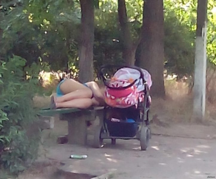 Парк, включила ліхтарик і побачила сплячу на лавці дівчину, а поруч дитячу коляску