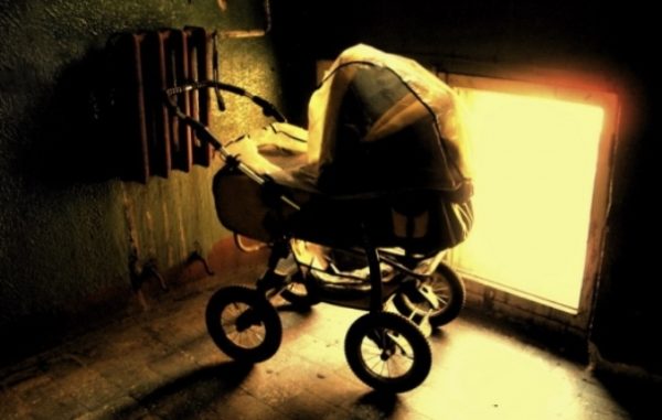 Пролунав дзвінок у двері: на порозі була залишена коляска з немовлям…