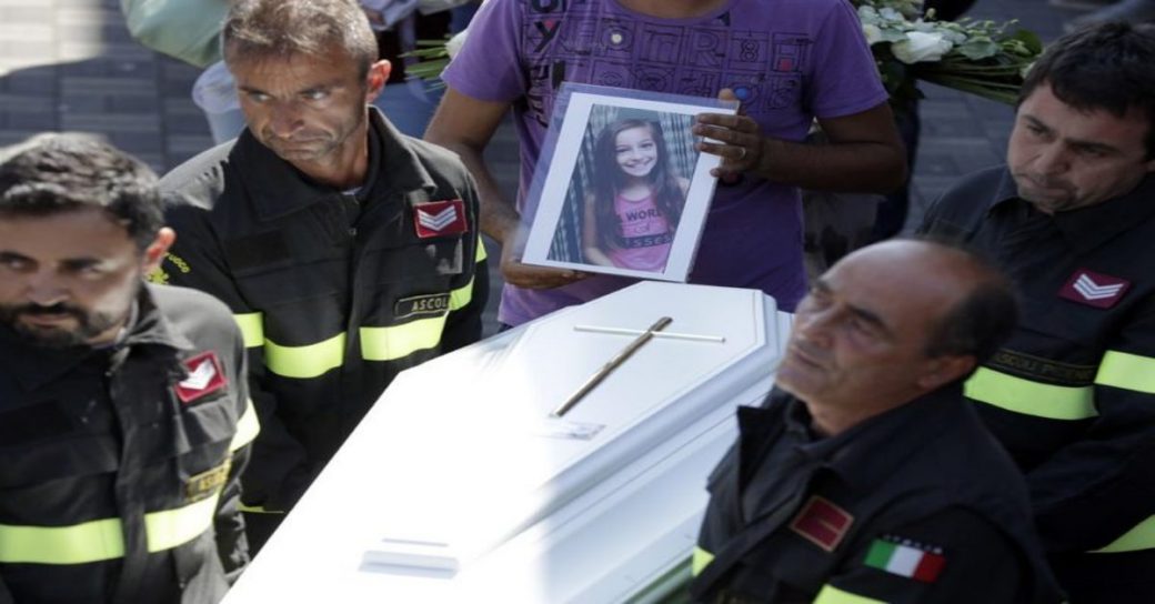 Коли рятувальники знайшли дівчинку, вона була мертва. Під її тілом вони побачили те, що змусило всіх завмерти.