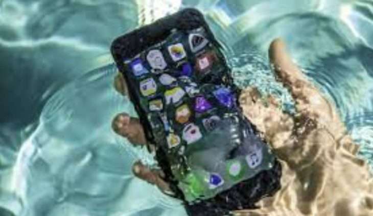 Ось, що потрібно робити якщо ваш телефон впав у воду.