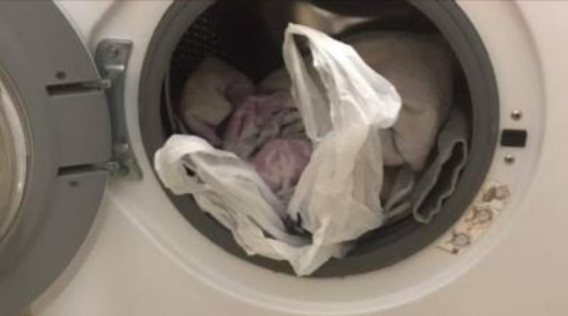 Розповідаю для чого моя дружина під час прання завжди кладе простий поліетиленовий пакет разом з білизною
