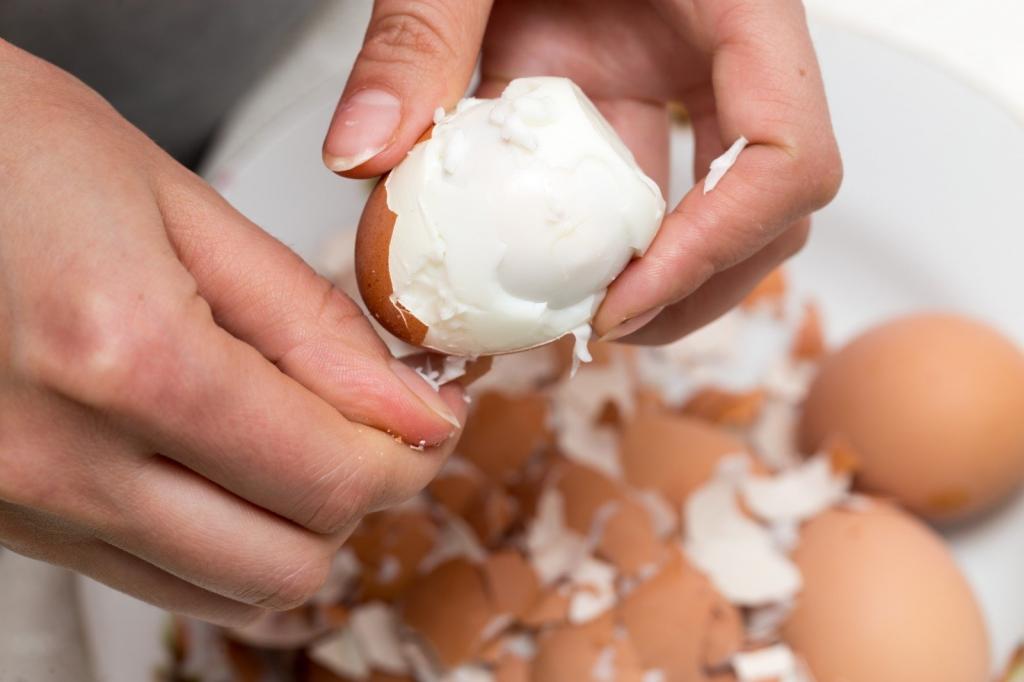 6 класних хитрощів умілих господинь: як очистити яйце від шкаралупи