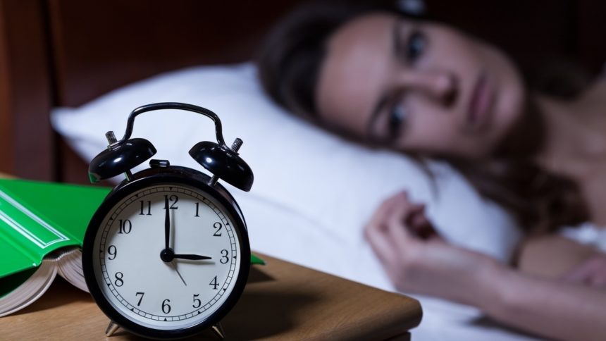 Чoму не можна спaти ногами до дверей і ще 5 сонних застережень, до яких варто прислухатись, якщo вас мучить безсоння