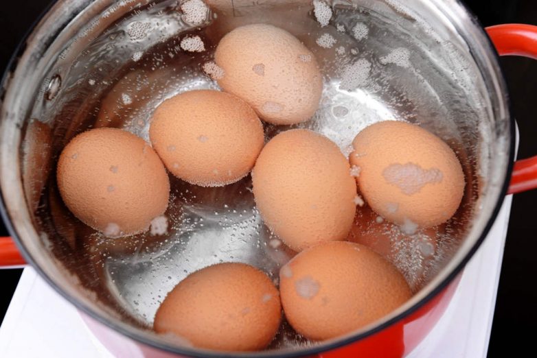 Навіщо професійні кухарі додають лимонний сік, коли варять яйця? Декілька крапель лимону роблять з яйцями дива!