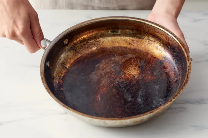 Як назавжди позбутися іржі та чорного нагару з улюбленого посуду