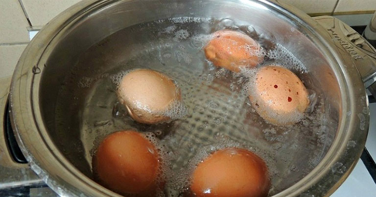 Чим корисна вода після варіння яєць? Якщо у вас була звичка виливати воду, в якій варилися яйця – подумайте!