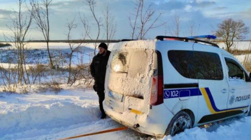 14 годин в холоді, без їжі та води: на Одещині автобус з дітьми опинився у сніговій пастці